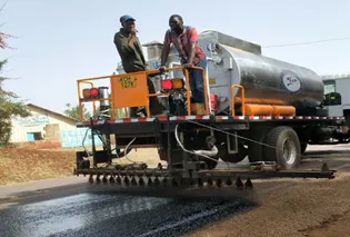 EQUIPAMENTO DE PAVIMENTAÇÃO DE ASFALTO DISTRIBUIDOR DE ASFALTO MONTADO EM CAMINHÃO